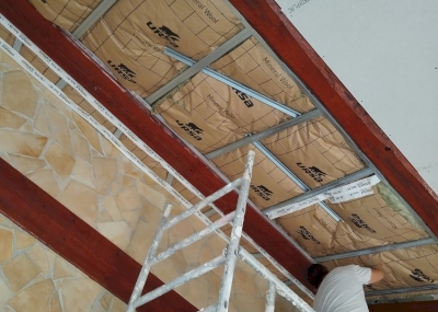 ISOLATION PLAFOND RAMPANT EN LAINE DE VERRE SEMI-RIGIDE 