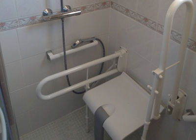 INSTALLATION ACCESSOIRES PMR DANS LA DOUCHE