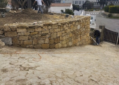 CRÉATION D'UN MUR EN PIERRES SÈCHES