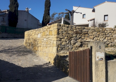 CRÉATION D'UN MUR EN PIERRES SÈCHES CRÉATION D'UN MUR EN PIERRES SÈCHES