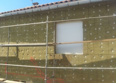 Isolation en laine de roche des murs extérieurs d'une maison 